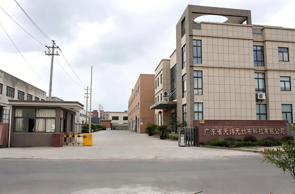 The factory facility of Takewind, a Chinese non-woven fabric manufacturer, highlights the plant's status as a primary source producer and showcases its clean production environment.