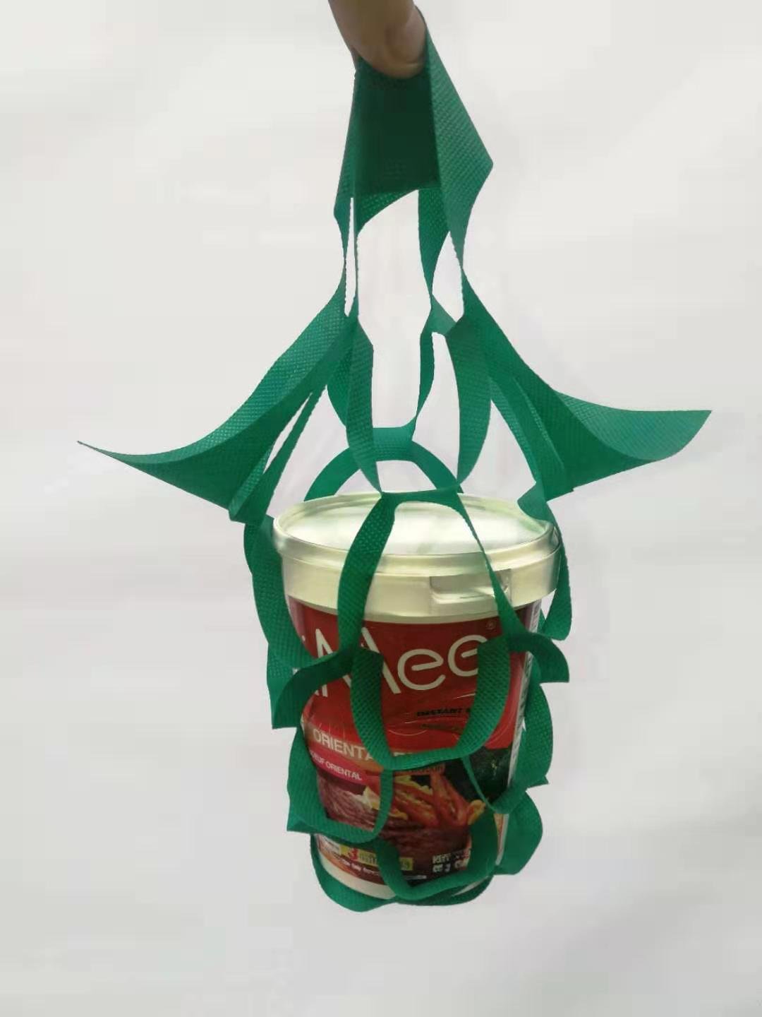 An innovative mesh tote bag made from eco-friendly polypropylene spunbond non-woven fabric, designed to hold a single cup of takeout coffee, effectively prevents consumers from being scalded by the hot beverage.