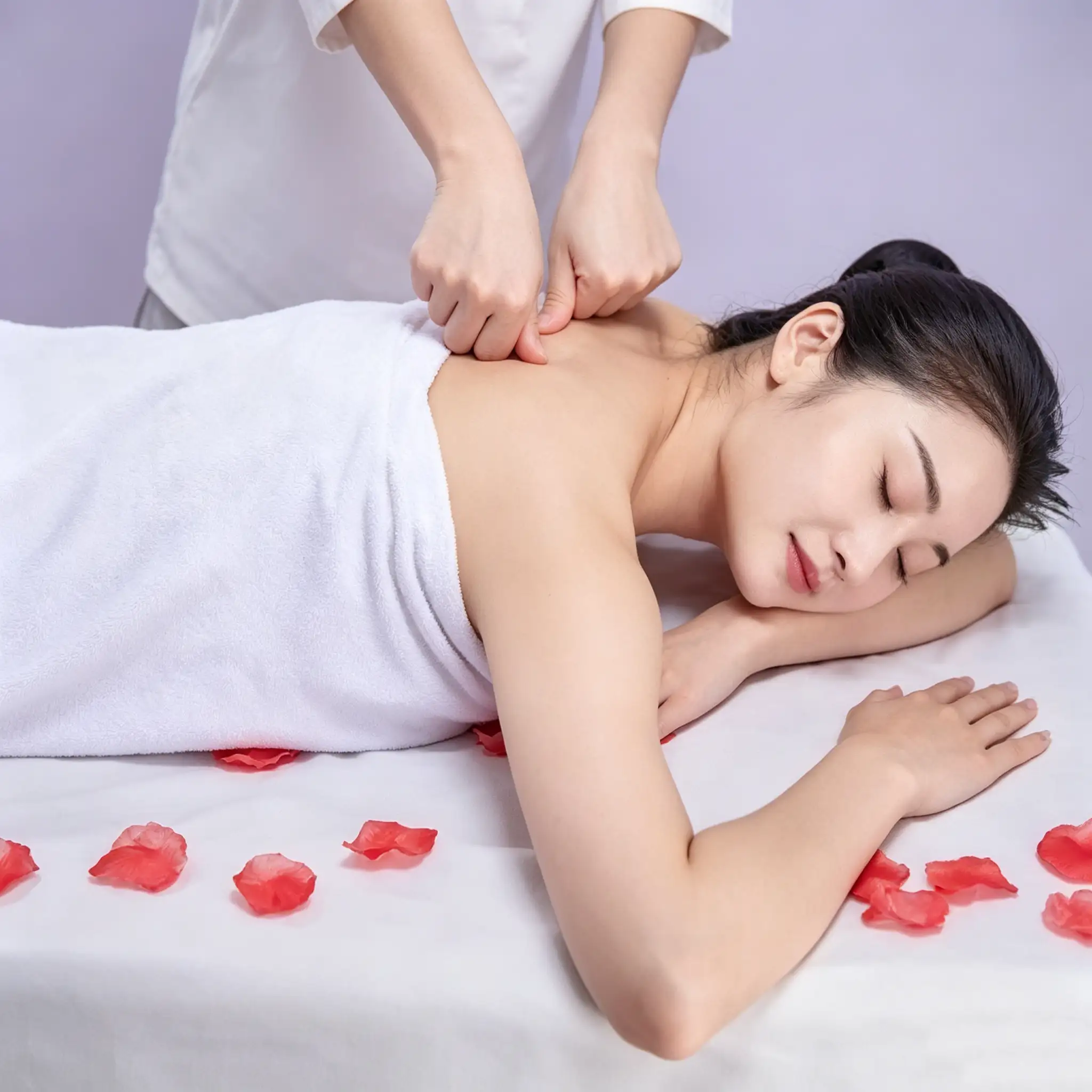 Alt="Beauty SPA massage scene with disposable nonwoven bed sheet, Takewind PP spunbond nonwoven raw material for SPA bed sheet, perforated disposable sheet, laminated nonwoven sheet, nonwoven hair wrap, hairband and disposable pillowcase"
