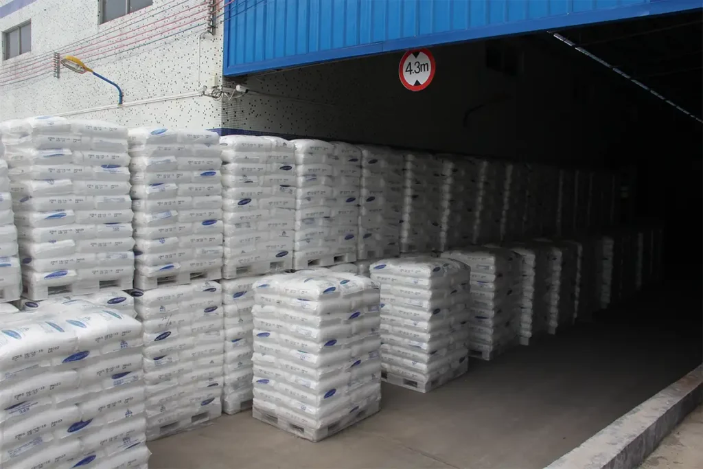 Stacked PP polypropylene raw material sacks for Takewind filter non woven fabric production