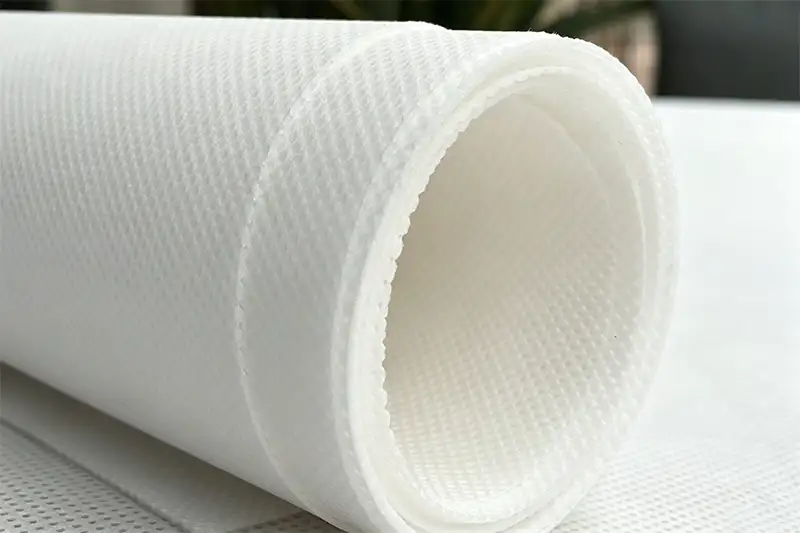 White PP spunbond nonwoven interlining roll, adjustable softness and rigidity for clothing, footwear and suitcase lining Takewind